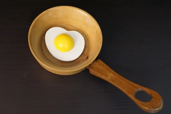 Poêle avec œuf au plat