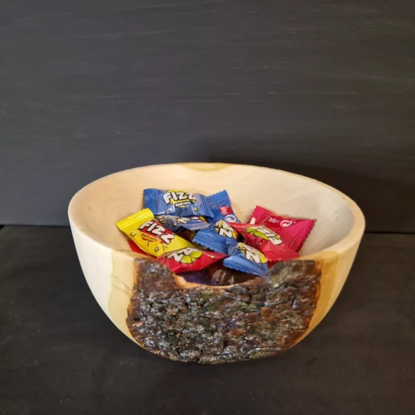 Plat en tilleul avec écorce