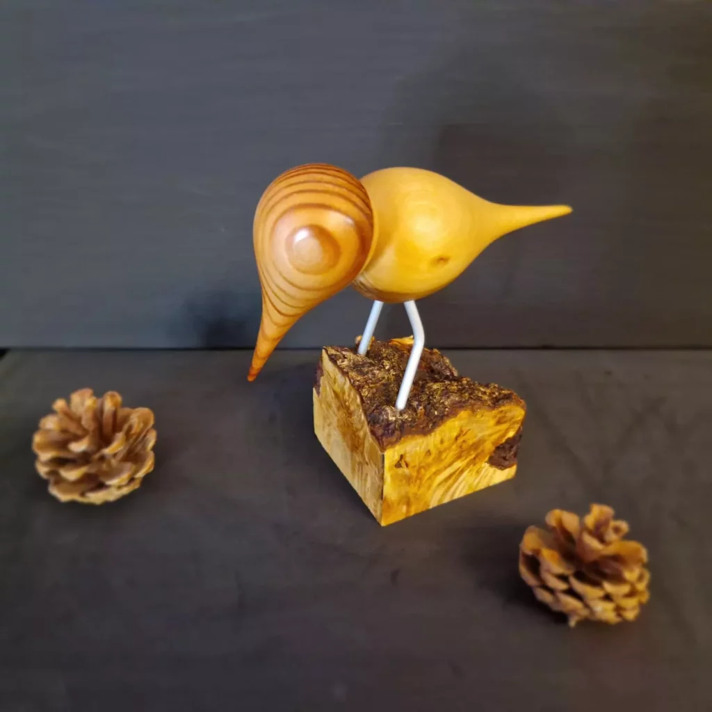 Petit oiseau tilleul/mélèze